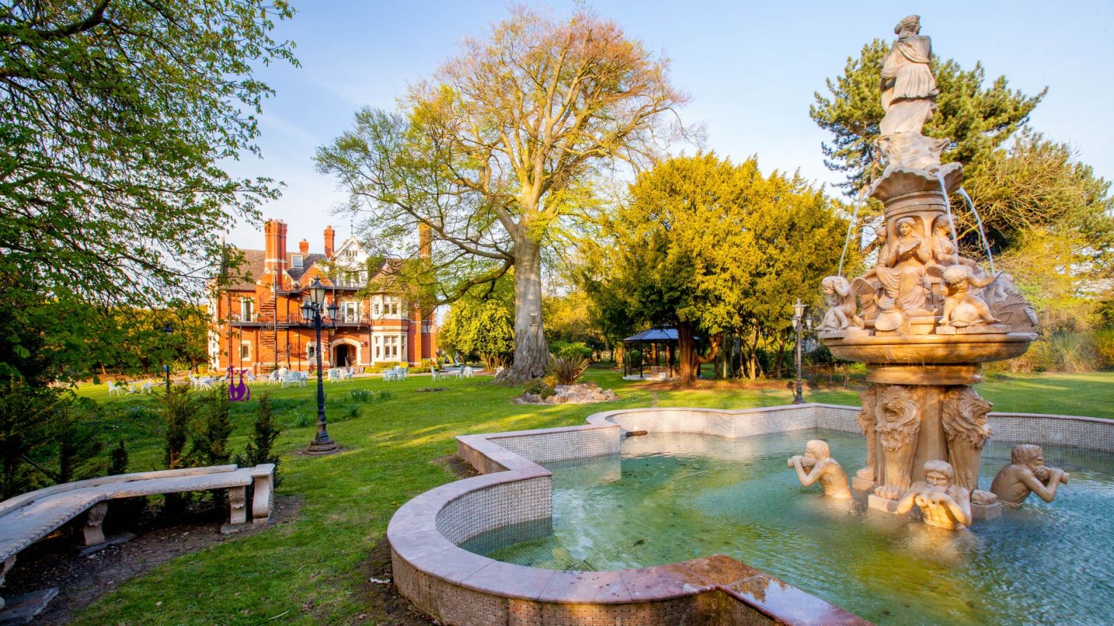 Berwick Lodge gardens and fountain